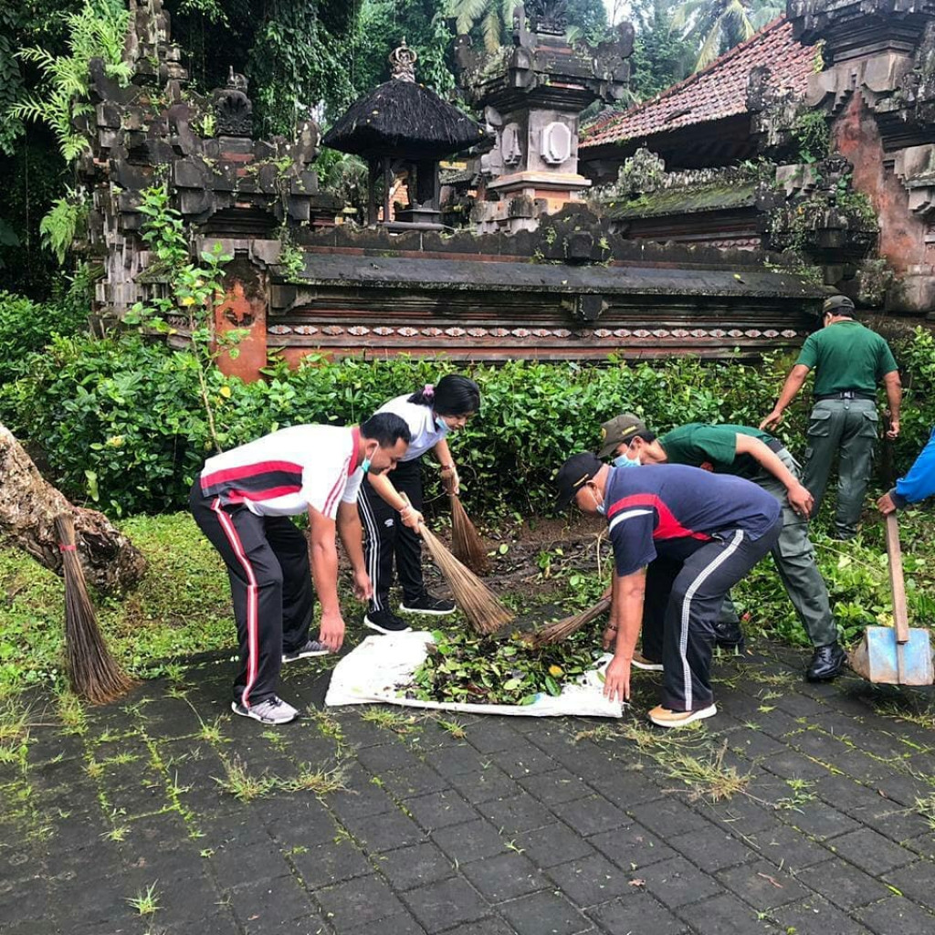 Krida dan Jumat Bersih di Lingkungan Pura